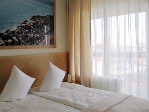 Classic single with city view, queen bed, private facilities (shower), and breakfast